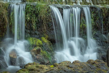 el rio fluye en la cascada con larga exposición