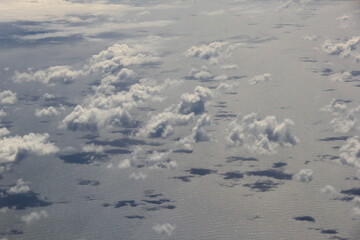 海上にたくさんの雲が散在している様子
