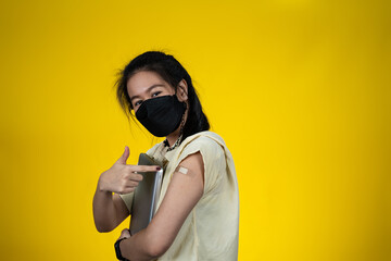 A happy woman received vaccines.