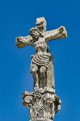 Fototapeta na wymiar Primer plano cruz de piedra o cruceiro tradicional del camino de Santiago en la villa gallega de Combarro, España