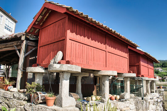 Hermosos tradicionales h&oacute;rreos gallegos pintados de rojo en la villa de Combarro, provincia de Pontevedra, Espa&ntilde;a