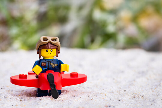 Lippstadt - Deutschland 29. Juni 2021 Lego Pilotin mit rotem Flugzeug