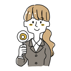 丸の札を持っているスーツの女性