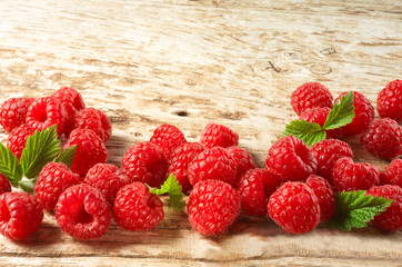 Himbeeren auf rustikalem Holz