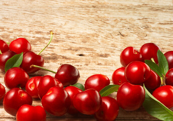 Kirschen auf Holz