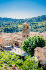 Obraz premium Vue sur le village de Moustiers-Sainte-Marie depuis les hauteurs