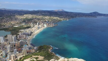 Obraz premium Vistas Aéreas de Calpe, sus playas y las Salinas desde el Peñón de Ifach