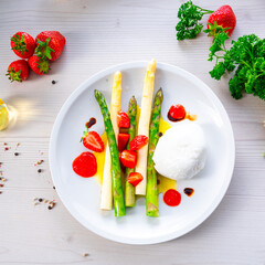 Burrata cheese with asparagus and strawberries