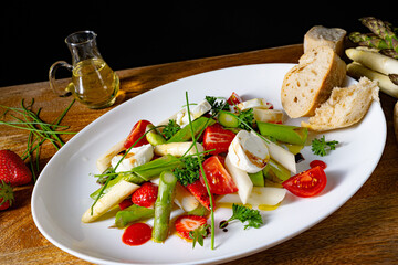 Asparagus salad with strawberries, tomatoes and goat cheese
