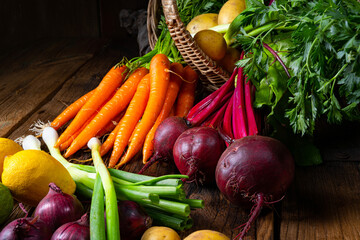 Korb mit verschiedene gemüse: rote beete und karotte