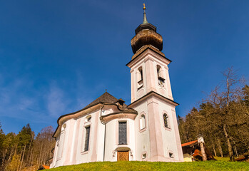 Obraz premium Beautiful spring view of the famous church Maria Gern on a sunny day near Berchtesgaden, Bavaria, Germany