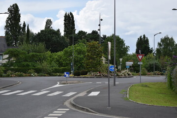 photo de rue avec un rond point