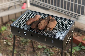 自宅で焼き芋を焼く。