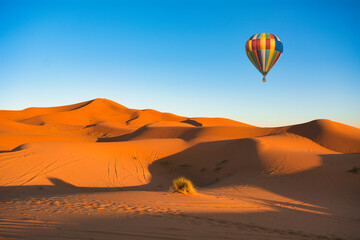 モロッコのサハラ砂漠上空を飛行するバルーン