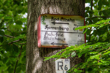 altes Wanderwegschild im Harz Selketal