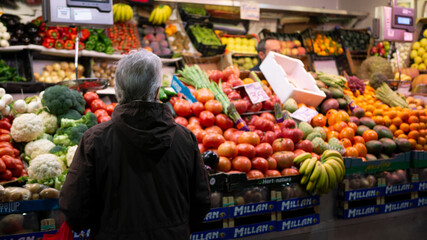 woman buying fruit in market