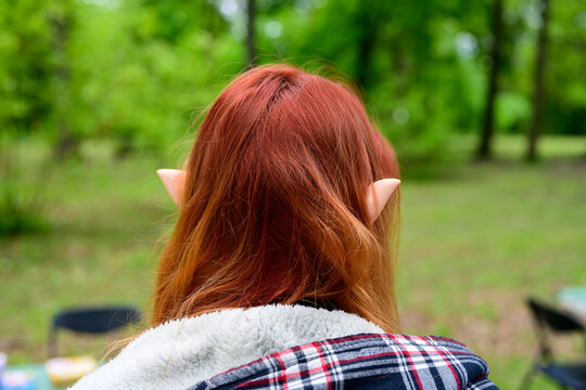Photo elf wig in the park outdoors