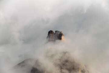 leuchtende Felsen im Nebel