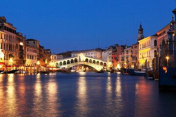 Fototapeta na wymiar I/Venedig: Rialtobrücke am Abend