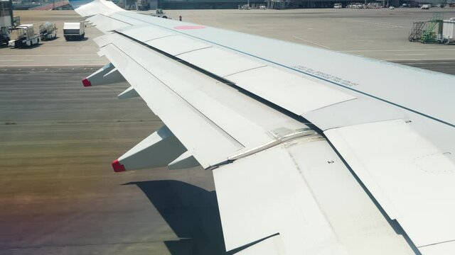 空港を離陸する飛行機