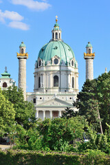Fototapeta na wymiar Karlskirche church in Vienna