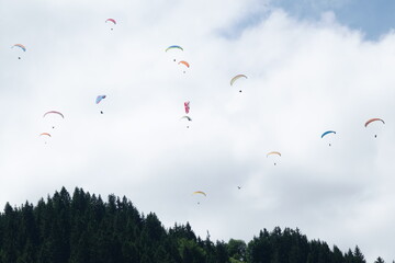 mehrere Gleitschirmflieger / several paragliders