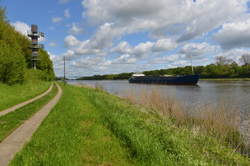 Fototapeta na wymiar Mehrzweckschiff Jongleur im Nord-Ostsee-Kanal 