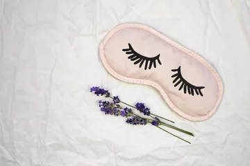 Türaufkleber Sleep mask with natural lavender on white bedding. © Алекс Ренко