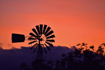 Windmühle Windrad bei Sonnenuntergang in Cartagena Spanien