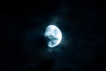 Photo sur Plexiglas Pleine Lune arbre Nuages et taches sur la lune. Clair de lune dans le ciel nocturne noir