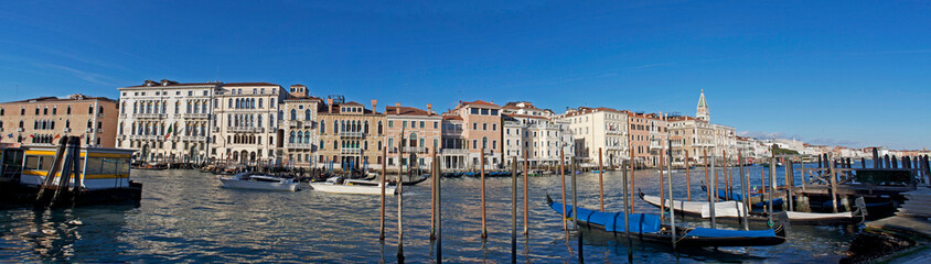 Fototapeta na wymiar Gondole e canali a Venezia