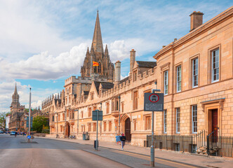 Fototapeta na wymiar View of High Street road with Cityscape of Oxford - St Mary's University Church