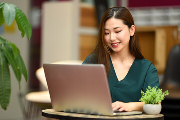 パソコン操作（テレワーク）をする若い女性