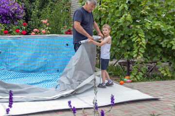 Installation of a frame pool on a prepared platform.