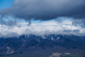 Fototapeta na wymiar 雲を被る山