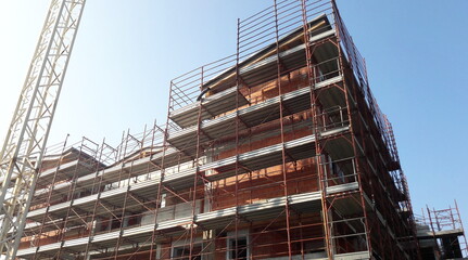 Lavori in corso nel cantiere edile in primavera