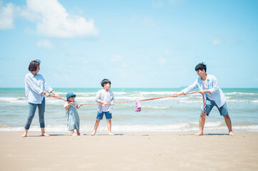 Fototapeta na wymiar Asian families play sports on vacation Parents and children are together on vacation.