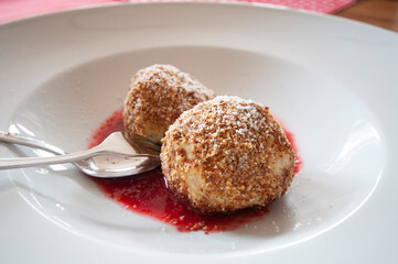 Marillenknödel,  Aprikosenknödel, Zwetschgenknödel, Pflaumenknödel, Österreichische Spezialität, Mehlspeise, Österreichische Knödel mit Aprikosenfüllung