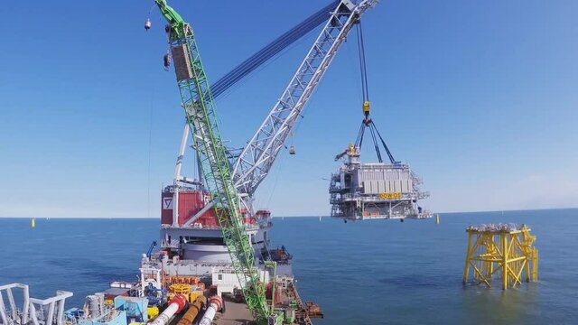 Installation and installation of an oil platform in the Persian Gulf. (GoPro shooting time-lapse)