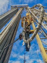 Type derrick inside upwards. Drill pipes are installed in two on the inside. Top power drive for...