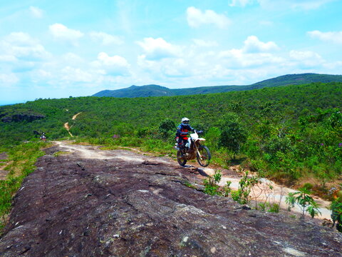 Motoqueiro fazendo trilha nas pedras