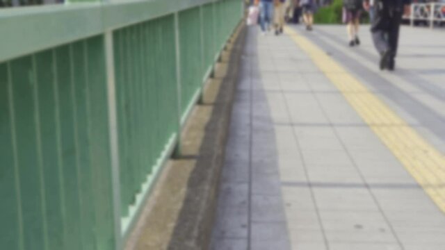 歩道を移動する人。秋葉原。ぼやけた動画。日本の風景。