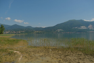 Fototapeta na wymiar Il lago di Pusiano da Rogeno, in provincia di Lecco, Lombardia, Italia.