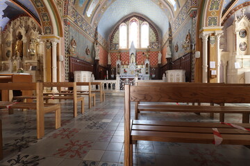 Fototapeta na wymiar L'eglise catholique Saint Roch, vue de l'interieur, village de Aigueze, departement du Gard, France