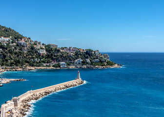 Fototapeta na wymiar Phare du port Lympia et Cap de Nice sur la Côte d'Azur