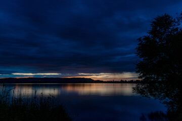 Fototapeta premium Kochelsee, Sonnenuntergang, Nacht, Spiegelung, Bayern, See, Deutschland 