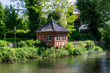 Obraz premium picturesque little garden cottage on the banks of the Odense River