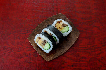 木製の皿に盛った太巻き