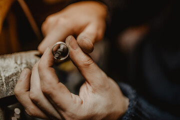 Crop hands shaping ring