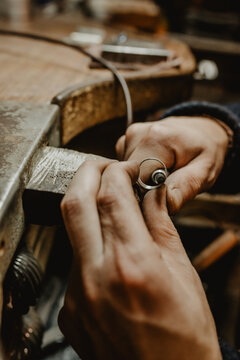 Crop hands shaping ring